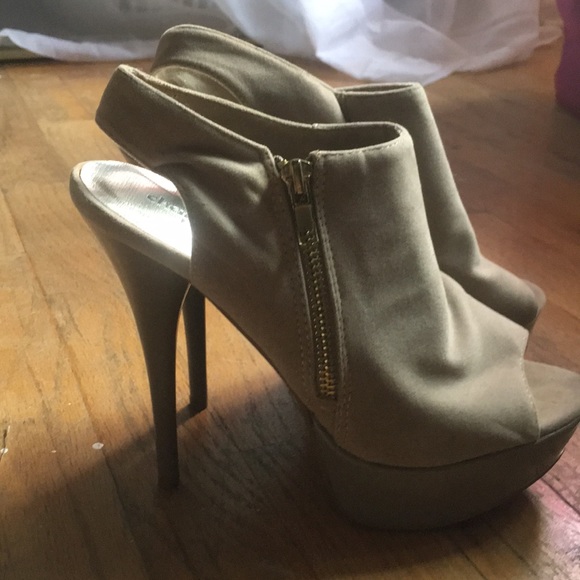 Heels - Picture 3 of 3